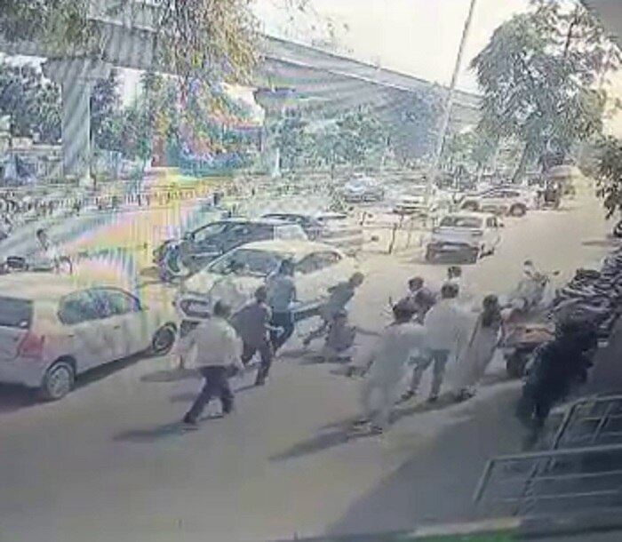 Ahmedabad : કોંગ્રેસના નેતાને કાર્યકરોએ જાહેરમાં જ બેફામ માર્યા, ગડદાપાટુ ને ધોકાથી કરી નાંખ્યા બેહાલ, જુઓ LIVE દ્રશ્યો