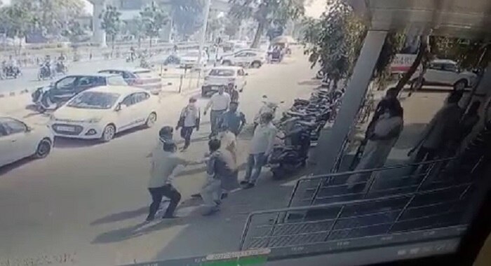 Ahmedabad : કોંગ્રેસના નેતાને કાર્યકરોએ જાહેરમાં જ બેફામ માર્યા, ગડદાપાટુ ને ધોકાથી કરી નાંખ્યા બેહાલ, જુઓ LIVE દ્રશ્યો