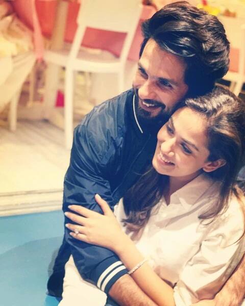 મીરાની આ પૉસ્ટ પર તેના પતિ શાહિદ કપૂરે લખ્યું- હું આ જાદુને તારી આંખોમાં જોવા માંગુ છુ, આ તસવીરમાં મીરાએ લાલ અને વાદળી રંગનો ફ્લૉવી ડ્રેસ પહેરેલો છે.