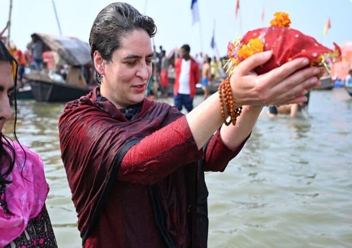 prayagraj priyanka gandhi vadra took a holy dip in triveni sangam મૌની અમાવસ્યાના પર્વ પર કોંગ્રેસ મહાસચિવ પ્રિયંકા ગાંધીએ સંગમમાં લગાવી ડુબકી