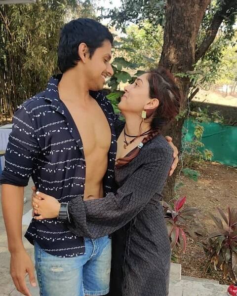 ઇરાએ સોશિયલ મીડિયા પર રોમેન્ટિક તસવીર શેર કરી છે. જેમાં તે નૂપુરની આંખમાં આંખ પરોવતી જોવા મળે છે. ઇરાએ તસવીર પોસ્ટ કરતા લખ્યું છે કે, તારી સાથે અને તારા માટે પ્રોમિસ કરવું મારા માટે ગર્વની વાત છે. ઇરાએ નૂપુરને ડ્રીમ બોય પણ કહ્યો છે. ઇરાની આ તસવીર જોઇને ફેન તેમને શુભકામના પાઠવી રહ્યાં છે.