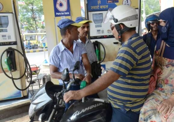 Petrol and diesel price hikes on sixth continue day સતત છઠ્ઠા દિવસે પેટ્રોલના ભાવમાં ભડકો, ગુજરાતના મોટા ભાગના શહેરોમાં ભાવ 86 રૂપિયાને પાર, જાણો શું છે તમારા શહેરમાં ભાવ
