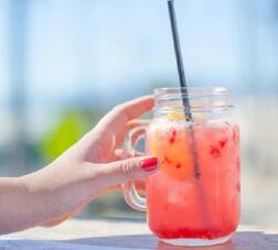 Health Tips: આ 4 આદત જો આપનામાં હોય તો થઇ જાવ સાવધાન, આવી શકે છે જલ્દી વૃદ્ધાવસ્થા