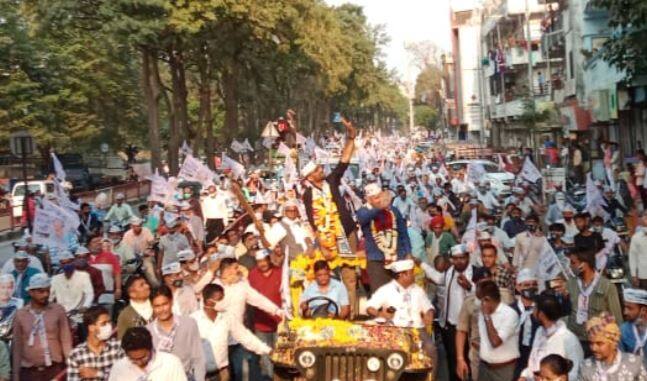 સુરતમાં પ્રચાર દરમિયાન દિલ્હીના ઉપમુખ્યમંત્રી મનીષ સીસોદીયા પણ હાજર રહ્યા હતા. ભાજપના ગઢ ગણાતા અને પાટીદારોની મોટી સંખ્યા એવા વરાછામાં મનીષ સીસોદીયા ગરબે ઝૂમ્યા હતા.