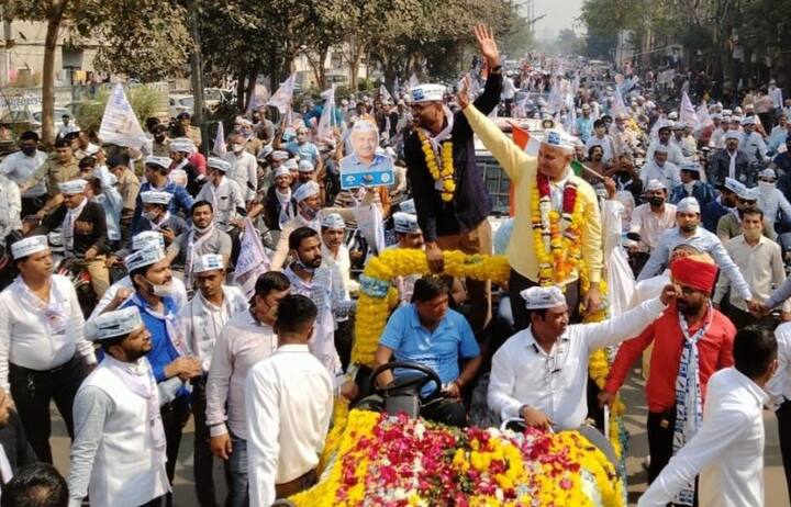 સુરતઃ ગુજરાતમાં સ્થાનિક સ્વરાજની ચૂંટણીનો જંગ જામ્યો છે. તમામ પક્ષો આ જંગ જીતવા પૂરી તાકાત લગાવી રહ્યાં છે. જો કે આ દરમિયાન આજે સુરતમાં આમ આદમી પાર્ટીએ ભવ્ય રોડ શો કર્યો હતો.