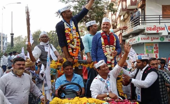 દિલ્હીના નાયબ મુખ્યમંત્રી મનીષ સીસોદીયાએ ખુલ્લી જીપમાં ભવ્ય રોડ શો કર્યો હતો. આપના રોડ શોમાં મોટી સંખ્યામાં લોકો જોડાયા હતા.