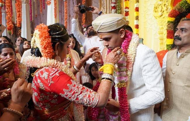 લગ્નના અવસરે ગોલ્ડન તારના વર્કવાળી રેડ અને વ્હાઇટ સાડી પહેરી હતી. તો અમર્ત્યે સફેદ શેરવાની પહેરી હતી. 