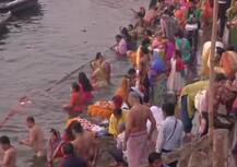 Vasant Panchami 2021: વસંત પંચમી પર શ્રદ્ધાળુઓએ ગંગામાં લગાવી આસ્થાની ડૂબકી, જુઓ તસવીરો