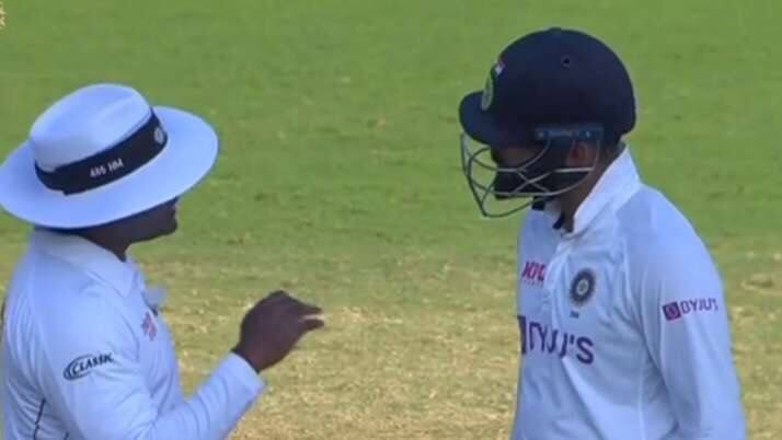 ઈંગ્લેન્ડ સામેની ત્રીજી ટેસ્ટમા્ં અંપાયરે શું કર્યું કે કોહલી બે વાર અંપાયર સાથે ઝગડી પડ્યો ? કોચ શાસ્ત્રીએ પણ દૂરથી બતાવ્યો ગુસ્સો ? India vs England 2nd Test: Know why team india captain Kohli angry on umpire on day 3 ઈંગ્લેન્ડ સામેની ત્રીજી ટેસ્ટમા્ં અંપાયરે શું કર્યું કે કોહલી બે વાર અંપાયર સાથે ઝગડી પડ્યો ? કોચ શાસ્ત્રીએ પણ દૂરથી બતાવ્યો ગુસ્સો ?