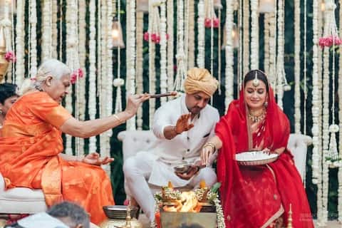 લગ્ન મંડપમાં બંને લગ્નની વિધિ નિભાવતા જોવા મળે છે. બંને હવનમાં આહૂતિ આપી રહ્યાં છે. દિયાના વેડિંગ સેરેમની તેમના ઘરમાં જ યોજાઇ હતી. જેમાં પરિવાર સહિત કેટલાક નજીકના મિત્રો હાજર રહ્યાં હતા. રેડ સાડીમાં દિયા ખૂબ જ ખૂબસૂરત દેખાતી હતી. 