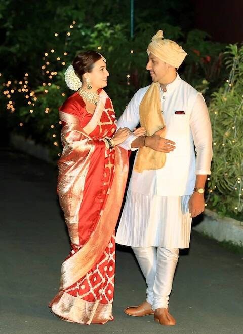  દિયા મિર્જાએ તેમના વેડિંગ સેરેમનીની તસવીર સોશિયલ મીડિયા પર પોસ્ટ કરી છે. આ તસવીરમાં બંનેની જોડી ખૂબ શોભી રહી છે. 