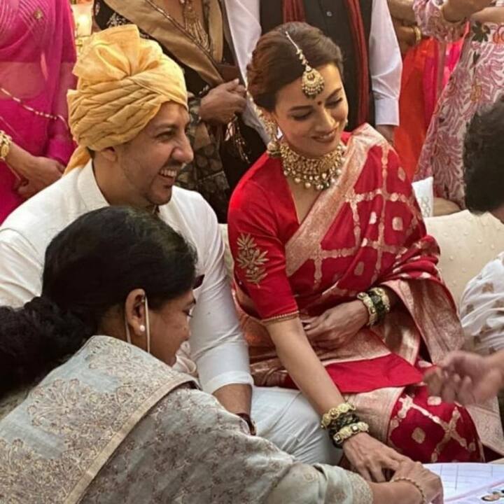 દુલ્હન દિયા મિર્ઝાના મંડપ એન્ટ્રીનો વીડિયો પણ વાયરલ થયો છે. લગ્ન મંડપની એક તસવીર સામે આવી છે. જેમાં બંને સાથે બેસેલા જોવા મળે છે. આ લગ્નમાં અદિતિ રાવ હૈદરે સાળીની ભૂમિકા નિભાવતા વરરાજાના જૂતા પણ ચોર્યા હતા