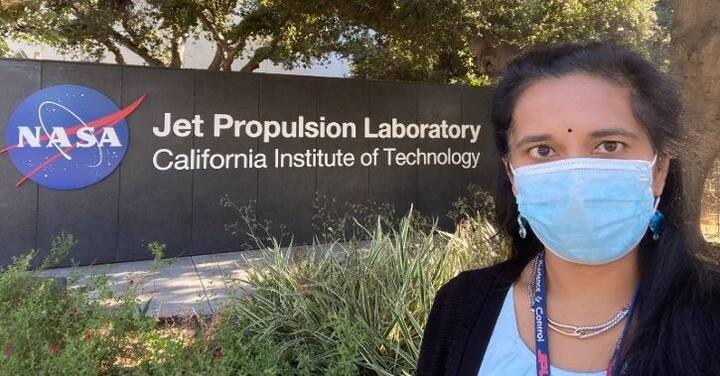  સ્વાતિ મોહને મિકેનિકલ અને એરસ્પેસ એન્જિનિયરિંગમાં કોર્નેલ વિશ્વ વિધાલયમાંથી બીએસસી અને એરોનોટિક્સ એસ્ટ્રોનોકિસમાં એમઆઇટી અને પીએચડી કર્યું છે.