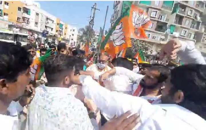 Vadodara : Ugly scuffle between BJP and Congress workers during election rally , watch live photos  Vadodara : ભાજપ-કોંગ્રેસની રેલી સામસામે આવી જતાં કાર્યકરો વચ્ચે છૂટાહાથની મારામારી, જુઓ લાઇવ દ્રશ્યો