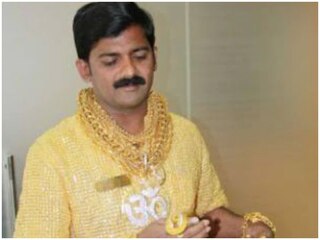 Man holds record of wearing costliest shirt 3 kilo gold were used in making સૌથી મોંઘો શર્ટ પહેરવાનો રેકોર્ડ આ વ્યક્તિના નામે છે, આટલા કરોડની છે કિંમત