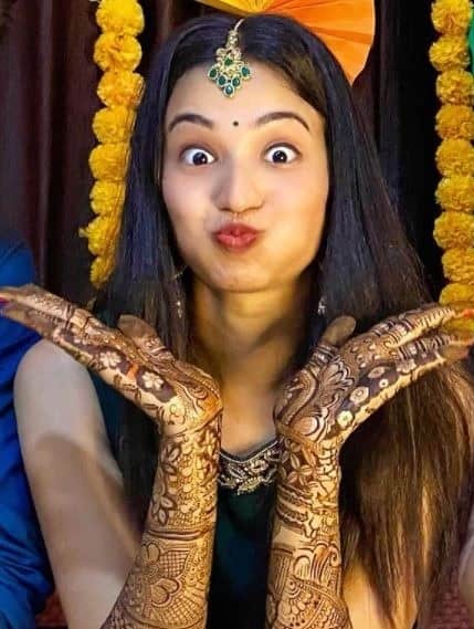  અંજલીએ મેંહદી અને હલ્દી સેરેમનીની વિધિની તસવીરો શેર કરી છે. આ તસવીરોમાં અંજલી ખૂબ જ સુંદર લાગી રહી છે. અંજલીના ચાહકોને તેની આ તસવીરો પર ખૂબ લાઈક્સ કરી રહ્યાં છે.  (તસવીર-ઈન્સ્ટાગ્રામ-anjalibarotofficial)