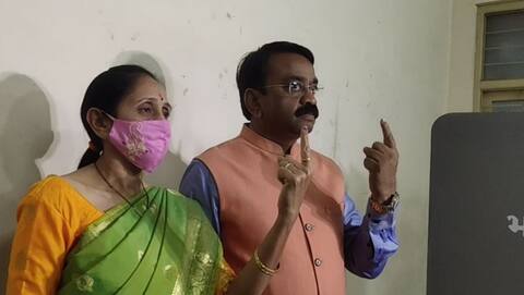Gujarat Municipal Election 2021: સવારના પ્રથમ કલાકમાં કોણે કોણે કર્યુ મતદાન, જુઓ તસવીરો Gujarat Municipal Election 2021: સવારના પ્રથમ કલાકમાં કોણે કોણે કર્યુ મતદાન, જુઓ તસવીરો