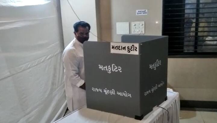 રાજકોટ શહેર કોંગ્રેસ પ્રમુખ અશોક ડાંગરે કર્યું મતદાન , વોર્ડ નંબર 17 ના ઉમેદવાર છે અશોક ડાંગર, લોકોને વધુમાં વધુ મતદાન કરવા કરી અપીલ 