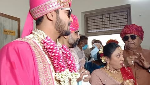 Ahmedabad: અમદાવાદમાં વરરાજા વરઘોડો લઈ પહોંચ્યા મતદાન કરવા, જુઓ તસવીરો