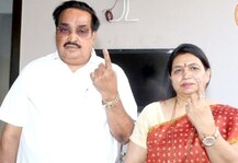 Gujarat Municipal Election 2021ઃ બપોર સુધીમાં કોણે કોણે કર્યો મતાધિકારનો ઉપયોગ, જુઓ તસવીરો