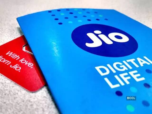 જિઓના સસ્તાં 3GB ડેટા પ્લાન - જિઓ દરરોજ 3GB ડેટા આપવા વાળા 3 પ્લાન લઇને આવ્યુ છે. આમાં 999, 401 અને 349 રૂપિયા વાળા પ્લાન સામેલ છે. જિઓના 349 રૂપિયા વાળા પ્લાનમાં તમને ડેલી 28 દિવસ સુધી 3GB ડેટા મળશે. પ્લાનમાં જિઓ ટૂ જિઓ ફ્રી કૉલિંગ, બીજા નેટવર્ક પર કૉલિંગ માટે 1,000 મિનીટ, ડેલી 100 SMS ની સુવિધા મળે છે. જિઓ એપ્સનુ સબ્સક્રિપ્શન કૉમ્પલીમેન્ટ્રી છે.