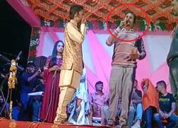 કોંગ્રેસના ડાયરામાં ઘૂસીને યુવકે કર્યો ભાજપનો પ્રચાર, જાણો કોણ છે આ યુવક અને શું કહ્યું?