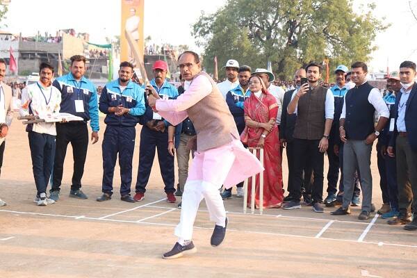 વીડિયોમાં સ્પષ્ટ રીતે જોઇ શકાય છે કે શિવરાજ સિંહ જબરદસ્ત શૉટ ફટકારી રહ્યાં છે. સીએમે બેટિંગ કરતી તસવીરો ટ્વીટર પર શેર કરતા લખ્યું- ફ્રન્ટ ફૂટ પર ખેલેંગે અબ તો...... નયા ભારત હૈ યે.... શિવરાજ સિંહ રાજનીતિની સાથે સાથે ક્રિકેટના મેદાન પર દેખાયા અને તેમના આ ટ્વીટ પરથી કેટલાય અર્થ નીકળી રહ્યાં છે. તેમના આના મારફતે એક રાજકીય સંદેશ આપવાની કોશિશ કરી છે. 