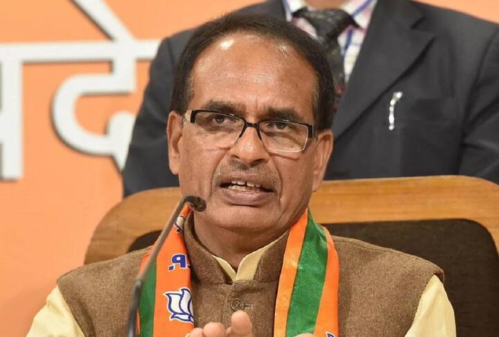 સીહોરઃ કેટલાક નેતાઓ રાજનીતિની સાથે સાથે અન્ય રમતોના પણ શોખીન હોય છે, જ્યારે તેમને સમય મળે ત્યારે તે પોતાના શોખ પ્રમાણે તેને માણી પણ લેતા હોય છે. હવે આવો જ એક કિસ્સો મધ્યપ્રદેશના સીએમ સાથે બન્યો છે. મધ્યપ્રદેશના મુખ્યમંત્રી શિવરાજ સિંહ ચૌહાણ ક્રિકેટના શોખીન છે, અને તે એક ક્રિકેટ ટૂર્નામેન્ટમાં ધૂંઆધાર બેટિંગ કરતા દેખાયા. 