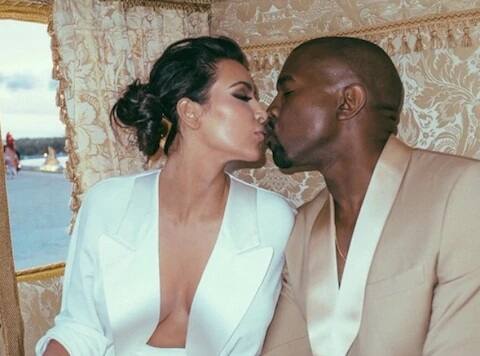 સોશ્યલ મીડિયા પર આજે પણ કિમ અને કાન્યેનો આ અંદાજ અવેલેબલ છે, અને તમામ કપલ્સ આને કૉપી પણ કરી રહ્યાં છે.