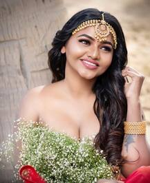 સાઉથની આ હૉટ એક્ટ્રેસે કરાવ્યુ બૉલ્ડ ફોટોશૂટ, ફૂલોથી પોતાનુ ન્યૂડ શરીર ઢાંકતી તસવીરો કરી વાયરલ, જુઓ....