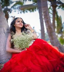 સાઉથની આ હૉટ એક્ટ્રેસે કરાવ્યુ બૉલ્ડ ફોટોશૂટ, ફૂલોથી પોતાનુ ન્યૂડ શરીર ઢાંકતી તસવીરો કરી વાયરલ, જુઓ....