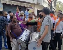 Gujarat Municipal Election Vote Counting LIVE:  Rajkotમાં ભાજપના કયા કાર્યકરે જીત બાદ ઢોલી પર ઉડાવ્યા રૂપિયા, Photos