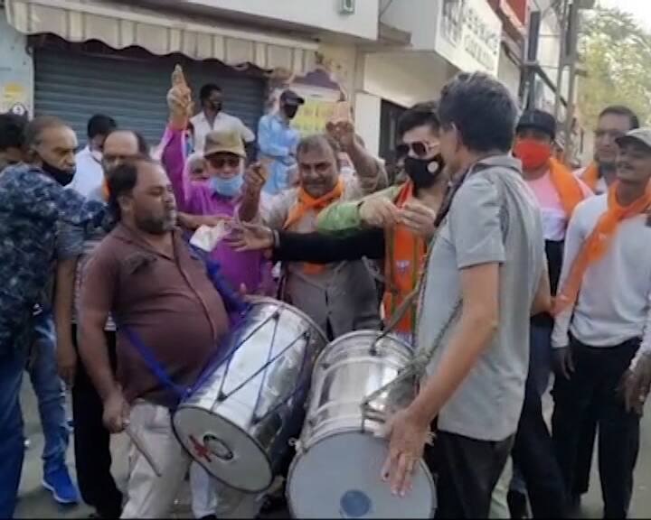 કાર્યકરે ઢોલી પર રૂપિયાનો વરસાદ વરસાવ્યો હતો. રાજકોટમાં 18 વોર્ડમાં ભાજપે 52 ઉમેદવારો ઉભા રાખ્યા છે. રાજકોટમાં કુલ 211 ઉમેદવારો વચ્ચે ચૂંટણી જંગ છે.