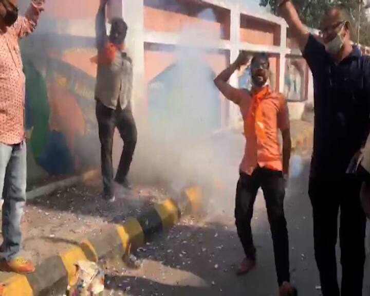 રાજકોટમાં જીતબાદ ભાજપના કાર્યકરોએ ફટાકડાં પણ ફોડ્યા હતા.