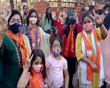 Gujarat Municipal Election Vote Counting LIVE: જીતનો જશ્નઃ અમદાવાદમાં ભાજપની જીત બાદ ઢોલના તાલે નાચી ઉઠી મહિલા કાર્યકર્તાઓ, જુઓ તસવીરો