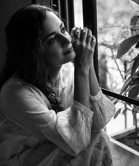 દિયા મિર્ઝા મુંબઇના મહાબલેશ્વર સ્થિત શાનદાર ઘરમાં રહે છે, સાદગી ભરેલી દિયા મિર્ઝાનુ ઘર પણ શાંત વાતાવરણ વાળુ છે. 