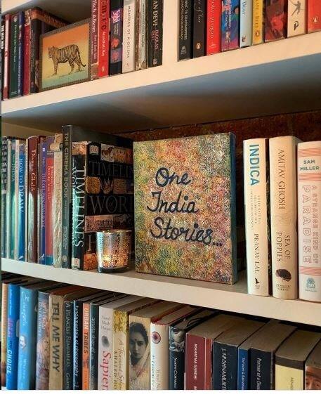 દિયા મિર્ઝાને પુસ્તકો વાંચવાનો ખુબ શોખ છે, આ કારણે તેના ઘરમાં પુસ્તકોનુ એક સ્પેશ્યલ શેલ્ફ બનાવવામા આવ્યુ છે, જ્યાં ઢગલાબંધ પુસ્તકો રાખવામાં આવી છે.