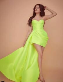 જાન્હવી કપૂરે કરાવ્યું ગ્લેમરસ ફોટોશૂટ, ડ્રેસની કિંમત જાણીને ચોંકી જશો !