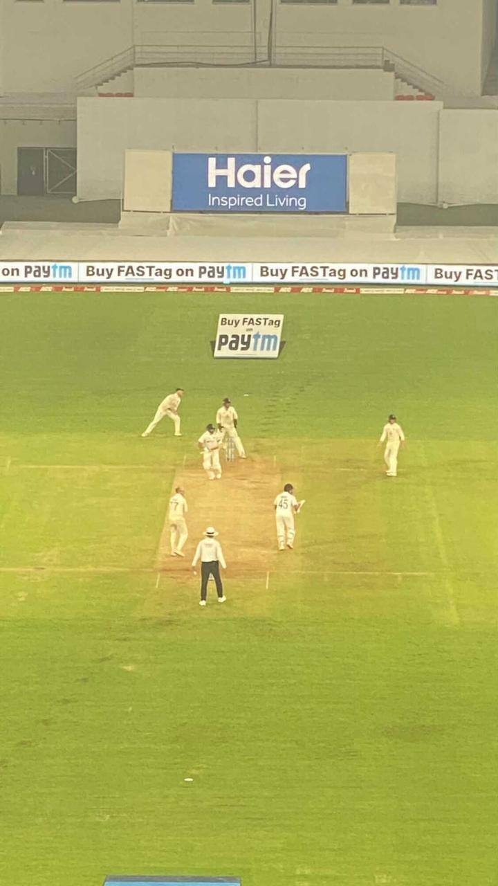 પ્રથમ દિવસે પ્રવાસી ટીમ 112 રનમાં ટીમ ઓલઆઉટ થઈ ગઈ હતી. પ્રથમ દિવસની રમતના અંતે ભારતે પ્રથમ ઈનિંગમાં 3 વિકેટ ગુમાવીને 99 રન બનાવ્યા હતા. 