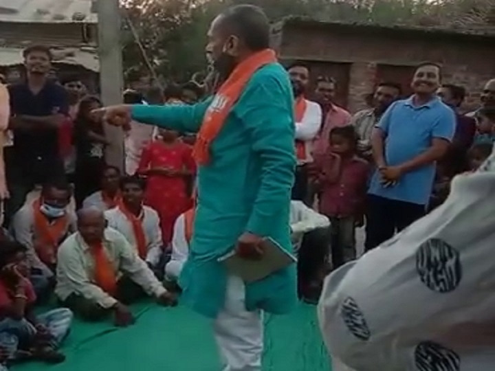 Gujarat Elections 2021 : Sankheda BJP MLA Abhesinh Tadvi video goes viral scuffle with voters  Gujarat Elections 2021 : સવાલથી ભડકેલા ભાજપના કયા ધારાસભ્યે મતદારને હડધૂત કરીને કાઢી મૂક્યો?