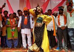 Bharuch : ભાજપના નેતાના પ્રચારમાં આવેલી આ એક્ટ્રેસે મંચ પર લગાવ્યા ઠુમકા, કોણ છે આ એક્ટ્રેસ?