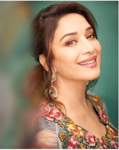 હવે માધુરી દિક્ષિત ફરી એકવાર ડાન્સ રિયાલિટી શૉ ડાન્સ દીવાને 3માં જજ બનીને દેખાશે. આ શૉનો પ્રૉમો પણ રિલીઝ થઇ ચૂક્યો છે, જેમાં એકવાર ફરીથી માધુરી કન્ટેસ્ટન્ટને જજ કરતી દેખાશે.