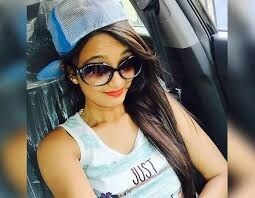 આંતરરાષ્ટ્રીય ક્રિકેટમાં અક્ષરે વનડે, ટી20 અને ટેસ્ટમાં ડેબ્યૂ કરી લીધુ છે. તાજેતરમાં જ મોટેરામાં ઇંગ્લેન્ડ સામેની ડે-નાઇટ ટેસ્ટમાં તરખાટ મચાવતા પ્રથમ ઇનિંગમાં 6 વિકેટ અને બીજી ઇનિંગમાં 5 વિકેટ ઝડપીને મેન ઓફ ધ મેચ પણ બન્યો હતો (તસવીરઃ ઇન્સ્ટાગ્રામ પરથી)