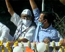 Surat : કેજરીવાલના મેગા રોડ શોમાં ઉમટી જંગી ભીડ, જ્યાં જુઓ ત્યાં માણસો જ માણસો