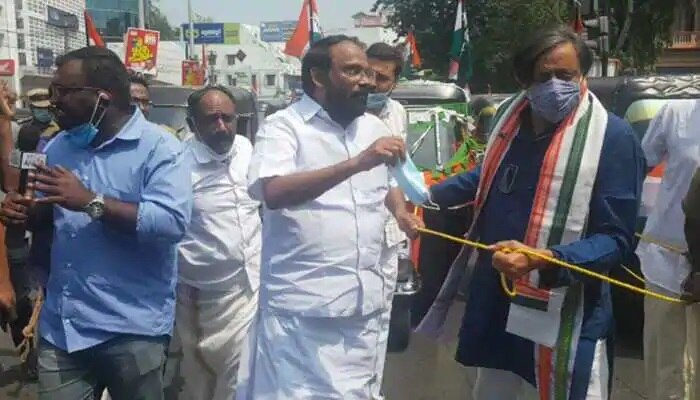 Shashi tharoor with congress workers protest against fuel price rise in kerala કેરળમાં રોડ પર  દોરડાથી ઓટો રિક્ષા ખેંચતા જોવા મળ્યાં શશિ થરૂર, શું છે મામલો, જુઓ વીડિયો