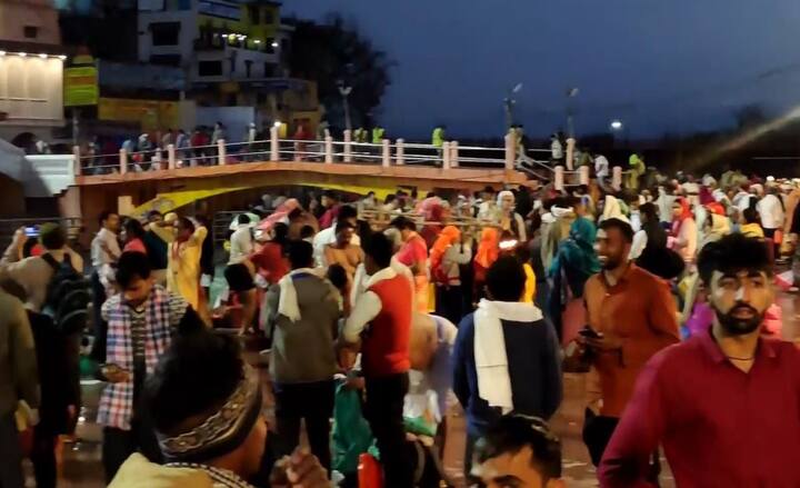  ગંગા સ્નાનથી શરીરના રોગ દૂર થાય છે અને તમામ પાપ ધોવાઇ જાય છે તેમ કહેવાય છે. આ કારણે ગંગા સ્નાન માટે શ્રદ્ધાળુઓની વિશેષ ભીડ જોવા મળે છે.