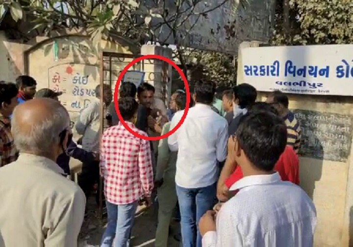Gujarat Panchayat Election 2021  LIVE Updates: Women candidates husbands ugly scuffle in Bhavnagar  Bhavnagar : મતદાન મથક બહાર બે મહિલા ઉમેદવારના પતિ બાખડ્યા, જાણો કોણે કોને માર માર્યો?
