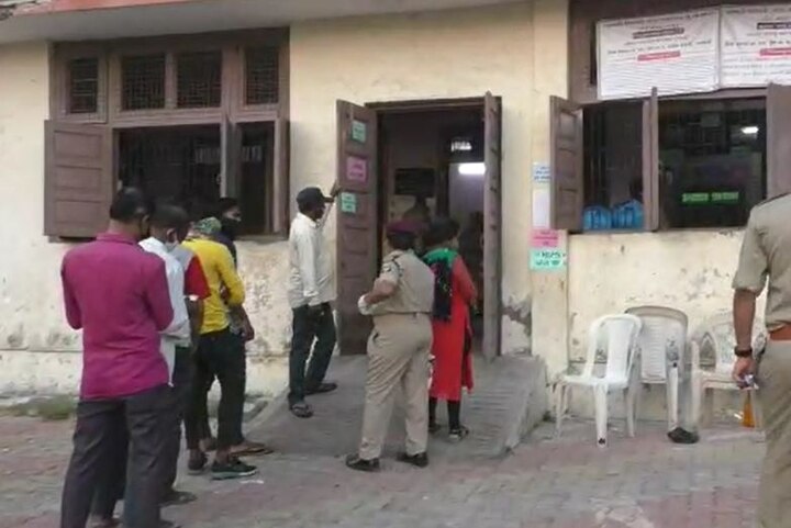  Gujarat Panchayat Election 2021: EVM not worked when Navsari MLA Piyush Desai reached at polling booth  Gujarat Panchayat Election 2021: ગુજરાત ભાજપના કયા ધારાસભ્ય મતદાન કરવા ગયાને ઈવીએમ ખોટકાયું, જાણો વિગત