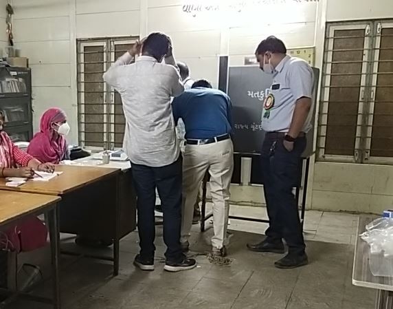 Gujarat Panchayat Election 2021: In pavi jetpur evm stopped second time voters not happy Gujarat Panchayat Election 2021: રાજ્યમાં કઈ જગ્યાએ બીજી વખત EVM બગડતાં મતદારો રોષે ભરાયા, જાણો વિગત