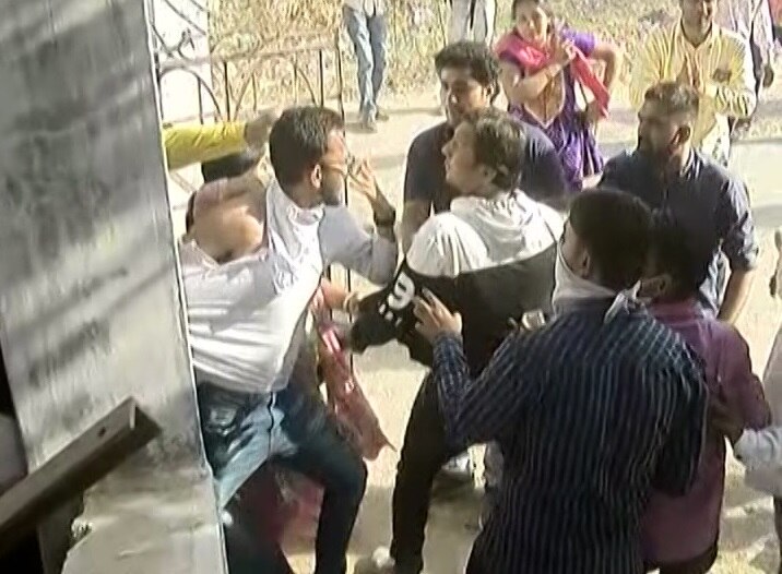 Gujarat Panchayat Election 2021  LIVE Updates: ugly scuffle in Viramgam during voting at voting booth Viramgam : મતદાન મથક બહાર બે જૂથો વચ્ચે મારામારી, પથ્થરમારો થતાં મચી ગઈ ભાગદોડ